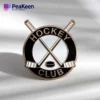 Emaille-Anstecknadel mit einem Hockey-Club-Motiv, ideal für Fans und Sammler von Hockey-Memorabilia.