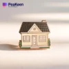 Una spilla a forma di casa con un pannello solare, che simboleggia l'energia sostenibile e la vita ecologica.