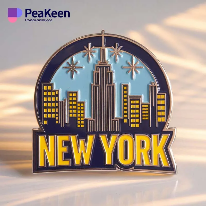 Pin esmaltado con el icónico horizonte de Nueva York, que muestra sus famosos edificios y la vibrante vida de la ciudad.