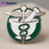 Badge médical comportant un symbole médical vert et blanc, couramment utilisé comme insigne d'identification dans les pharmacies.