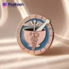 Un badge médical comportant une épingle de pharmacie et un symbole médical proéminent, représentant le professionnalisme en matière de soins de santé.