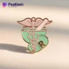 Un badge médical comportant un caducée et un symbole médical, représentant la pharmacie et le professionnalisme en matière de soins de santé.
