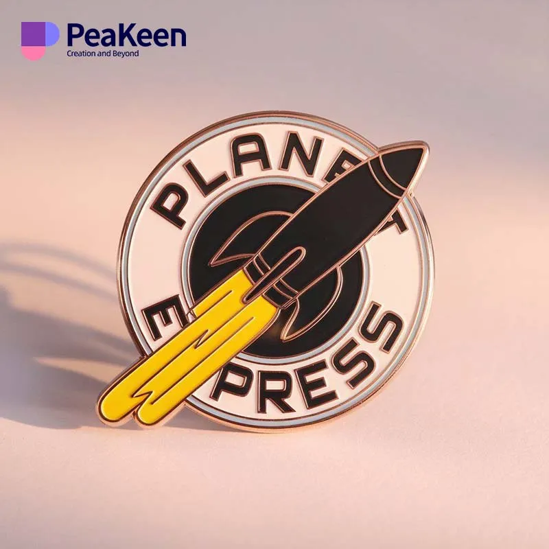 세련된 배경에 대담하고 생생한 글씨로 "Planet Express"라는 글자가 새겨진 핀입니다.