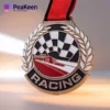 表面に「Racing」の文字が目立つレーシング・メダルのアップ。