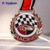 表面に「Racing」の文字が目立つレーシング・メダルのアップ。