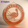 Медаль с надписью "Turkey Trot", символизирующая достижение в праздничном беговом мероприятии.
