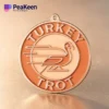 Медаль с надписью "Turkey Trot", символизирующая достижение в праздничном беговом мероприятии.