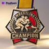 Уникальные медали чемпионатов по борьбе, персонализированные для победителей, демонстрируют превосходство в спортивной борьбе.