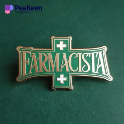 A stylish green and gold pin that prominently showcases the word "farmacista" in a refined design.