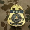Primer plano de una placa de agente especial del FBI con el emblema y el nombre del agente.
