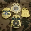 Cuatro insignias distintas, incluida una del FBI, sobre un fondo de camuflaje.