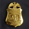 Insignia dorada del FBI con las palabras "Federal Bureau of Investigation" bien visibles en el centro.