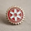 Eine Rotaract-Anstecknadel mit dem Schriftzug "Rotary Club", der das Engagement für den Gemeindedienst und die Führungsrolle symbolisiert.