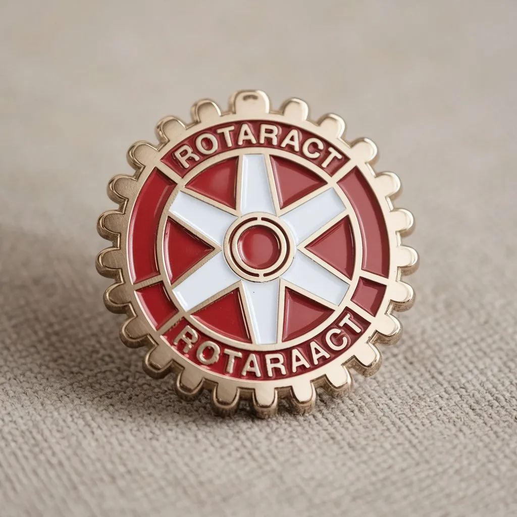 Un pin's Rotaract portant les mots "Rotary Club", symbolisant le dévouement à l'action d'intérêt public et le leadership.