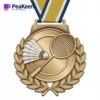 Una medaglia di badminton con il disegno di una racchetta e un nastro colorato, che simboleggia i risultati ottenuti in questo sport.