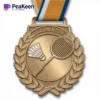 Una medaglia di badminton con un nastro vivace, che simboleggia i risultati e l'eccellenza nelle competizioni di badminton.