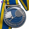 Medaglia da campione di badminton con nastro, che simboleggia i risultati ottenuti nello sport del badminton.