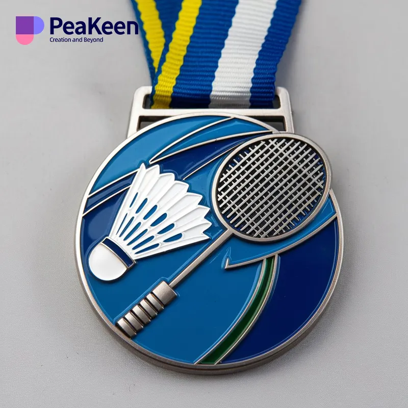 Medalla de bádminton a medida con un diseño especial, que celebra los logros en el deporte del bádminton.