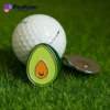 Una pallina da golf con un vivace disegno di avocado, perfetta per una clip segnapalle unica.