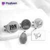 Gemelli da polso personalizzati con un'impronta digitale e le scritte "Jon" e "Dad", con una clip di accompagnamento per la pallina del cappello.