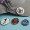 Distintivo da golf unico nel suo genere, con una pallina da golf e una clip segnapalle, ideale per aggiungere un tocco di classe alla vostra attrezzatura da golf.