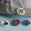 Distintivo personalizzato per cappellino da golf con clip per segnalatore di palline per un facile accesso sul campo.