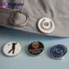 Esclusivo distintivo per cappello da golf progettato con una clip per un marcatore di palline, che migliora sia lo stile che la funzionalità sul campo.