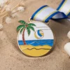 Medalla de voley playa, con palmeras y un balón de voleibol, para celebrar los logros deportivos en la playa.