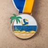 Medalla de voleibol de playa con una vibrante escena playera.
