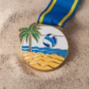Medalla de voley playa con un balón de playa rodeado de palmeras, símbolo de un deporte tropical.
