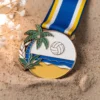 Medalla con una escena playera, diseñada específicamente para los logros en voley playa.