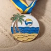 Medalla que representa una escena playera, concedida por el rendimiento en voleibol de playa.