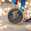 自転車競技での功績を象徴する、サイクリストをモチーフにしたゴールドメダル。