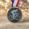 動き回るサイクリストをモチーフにしたメダルで、サイクリング競技での功績を象徴している。