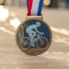 自転車競技の成功を象徴する、サイクリストを描いた自転車メダル。