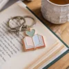 كتاب مزين بقلب وسلسلة مفاتيح، يرمز إلى شغف عشاق الكتب وإكسسواراتهم المفضلة.