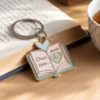 كتاب مصحوب بسلسلة مفاتيح تحمل اسم "واحد من وقتك"، وهي مثالية لعشاق الكتب.