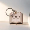 Ein Schlüsselanhänger mit einem Miniaturbuch und einer Brille, perfekt für Bücherliebhaber und Bücherfans.