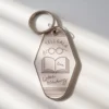 Ein charmanter Schlüsselanhänger mit einem kleinen Buch und einer Brille, der die Liebe zu Büchern und zur Lesekultur feiert.