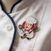 シェフの帽子とフォークとナイフをモチーフにしたピンバッジ。