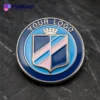 Badge à épingle avec logo personnalisé pour un club, comportant un écusson bleu et rose vibrant pour représenter son identité.