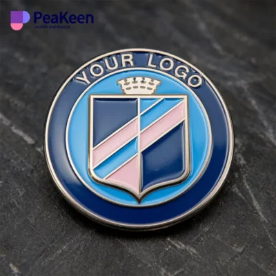 Badge à épingle avec logo personnalisé pour un club, comportant un écusson bleu et rose vibrant pour représenter son identité.