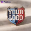 Badge à épingle de club élégant affichant "Votre logo" à des fins d'identification et de promotion de la marque.