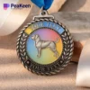 Medalla canina de superficie brillante, unida a una cinta de colores, que simboliza los logros en competiciones caninas.