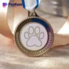 Una medalla para perros con un destacado diseño de huellas de patas, que simboliza los logros y el amor por las mascotas.