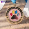 Una medalla de oro adornada con una pata de perro, que celebra los logros en el adiestramiento de perros o los logros relacionados con las mascotas.