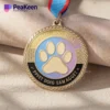 Una medalla para perros con la huella de una pata, que representa la compañía y el honor caninos.
