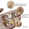 Una persona sostiene un pequeño amuleto de madera con forma de ardilla, mostrando sus intrincados detalles y su acabado en madera natural.