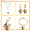 Un caprichoso conjunto de joyas con temática de ardilla, que incluye un colgante y pendientes, y que hace gala de una fina artesanía y un diseño juguetón.