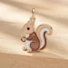 Un simpático colgante de ardilla con la cara blanca y el cuerpo marrón, que muestra su diseño juguetón y adorable.